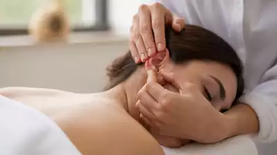 Patient bei der Ohrakupressur